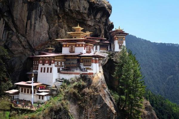 BHUTAN: LA TERRA DEL DRAGO TONANTE